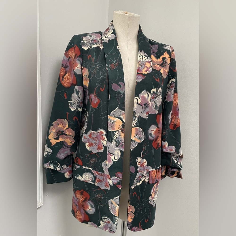Harlowe & Graham Floral Blazer with ruched sleeves/no closures- size L